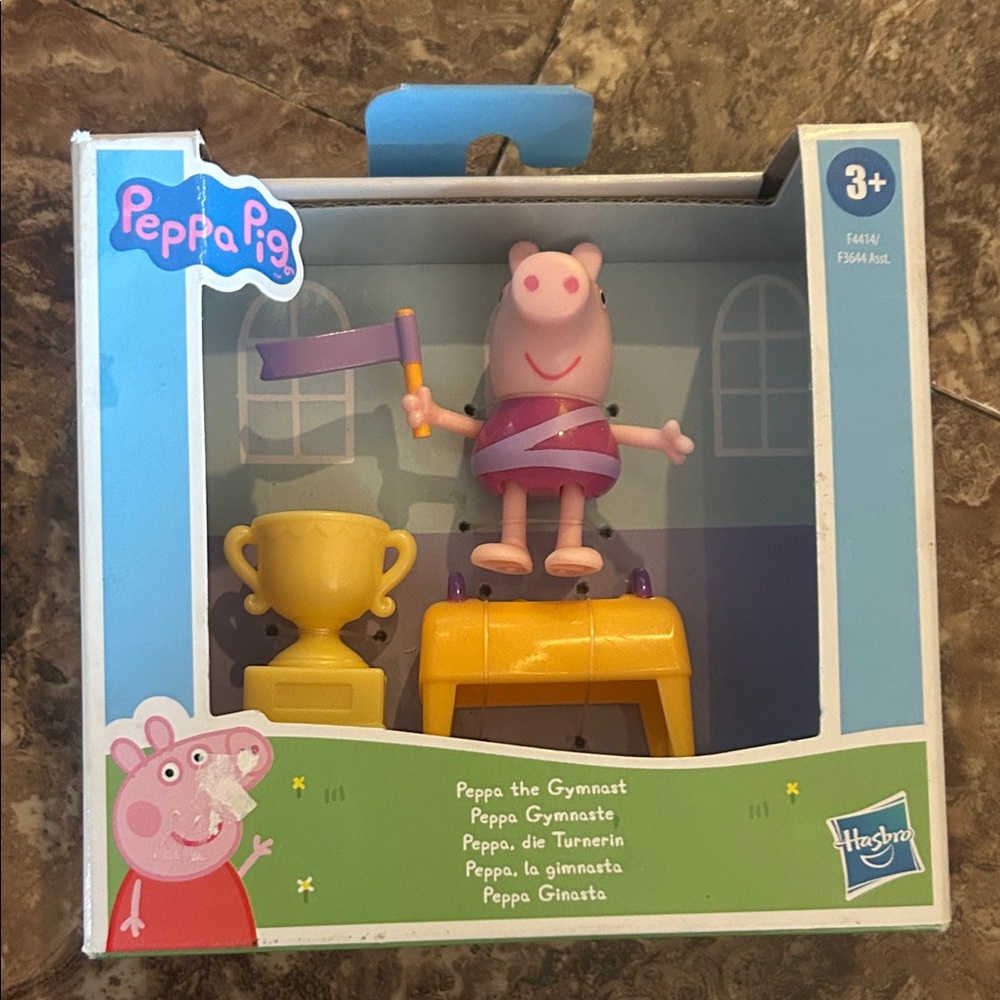 Peppa Pig Figure with Yellow Trophy and Purple Flag - Pink Peppa